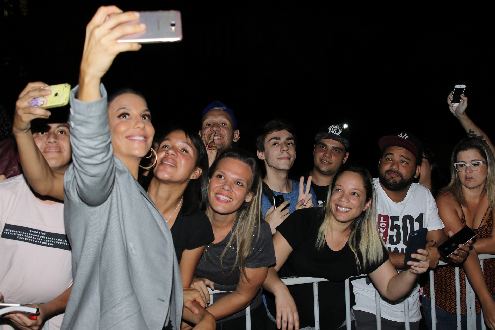 Ivete Sangalo atende fãs antes de show com Luis Fonsi