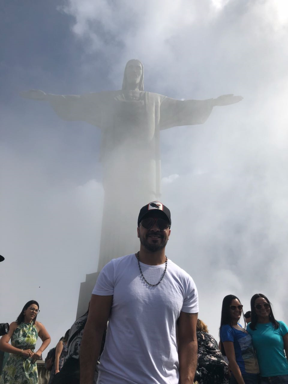 Luis Fonsi aproveita folga para visitar o Cristo Redentor