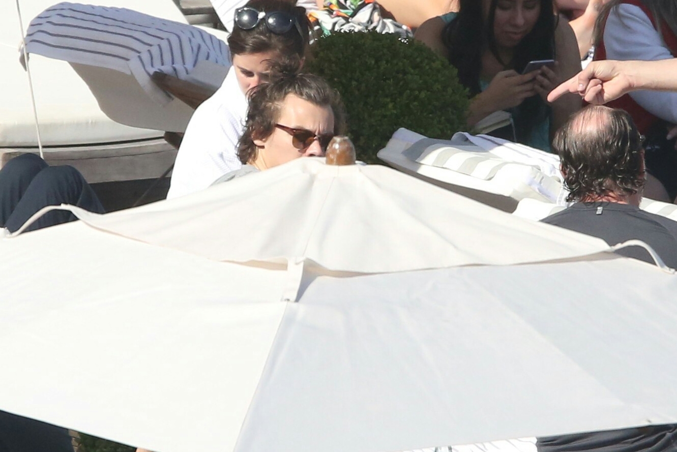 Harry Styles curte dia de folga, com amigos, em piscina de hotel no Rio