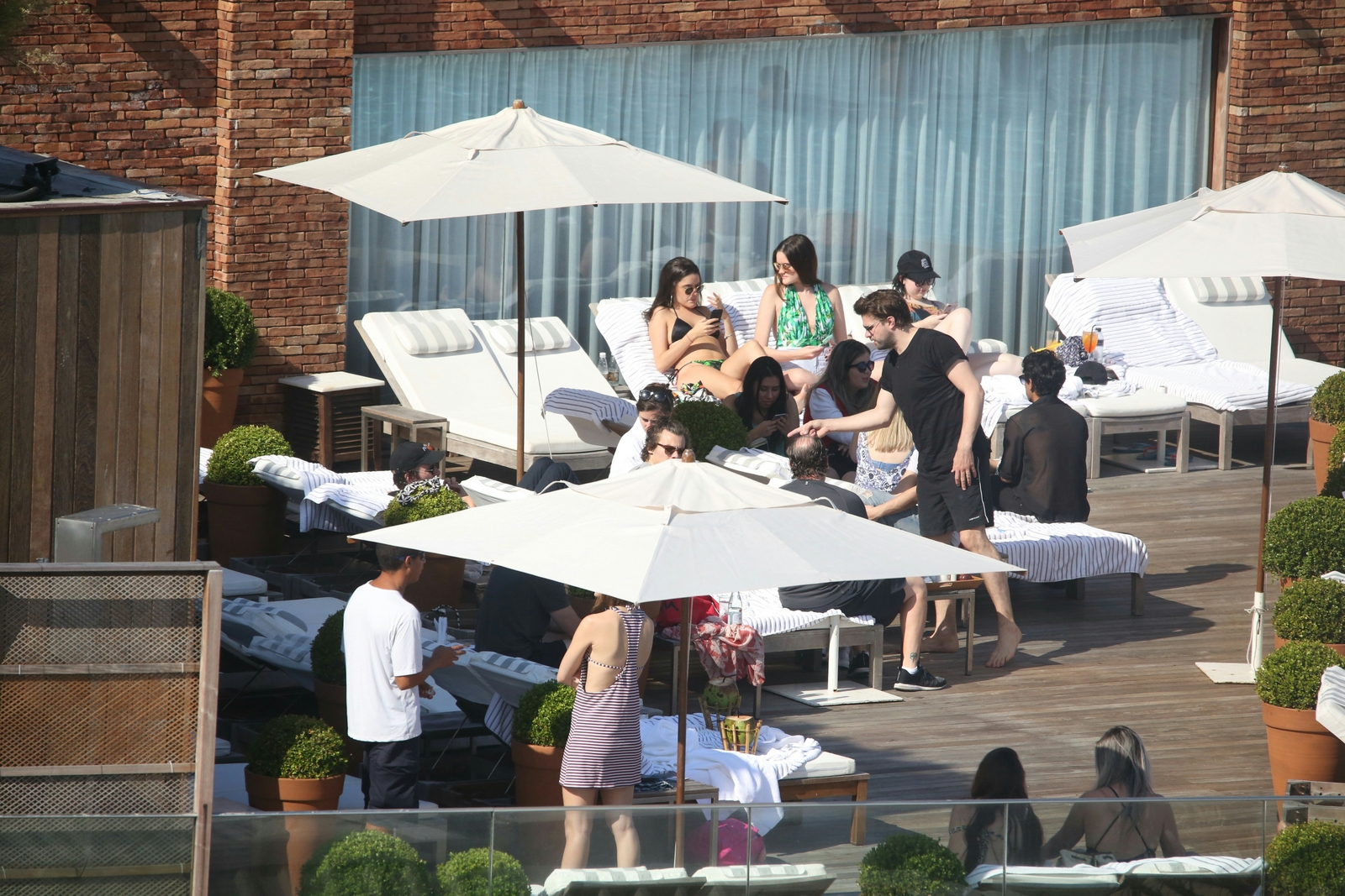 Harry Styles curte dia de folga, com amigos, em piscina de hotel no Rio