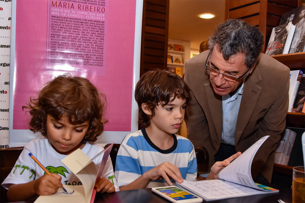 Paulo Betti conversa com Bento, filho de Maria Ribeiro