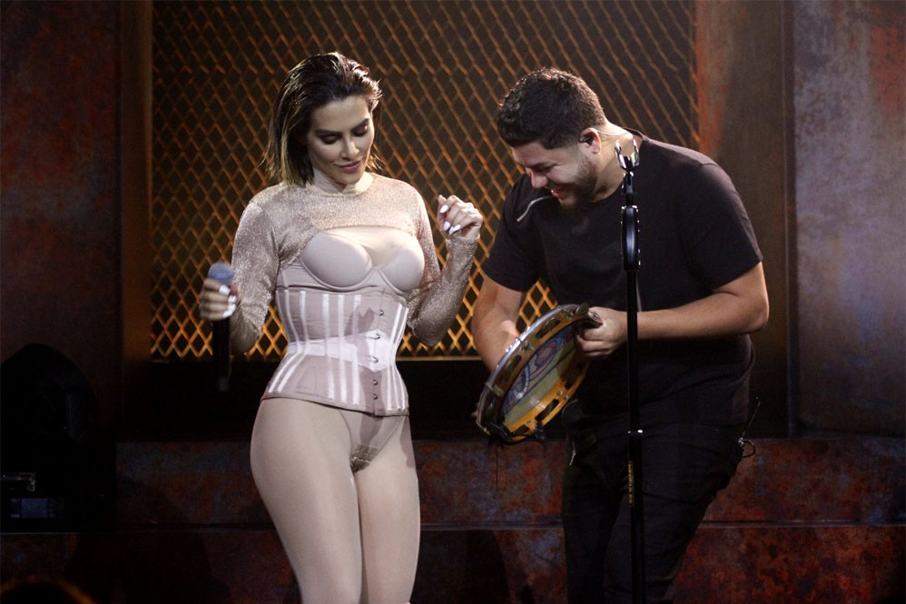 Cleo sensualiza em show no Rio de Janeiro
