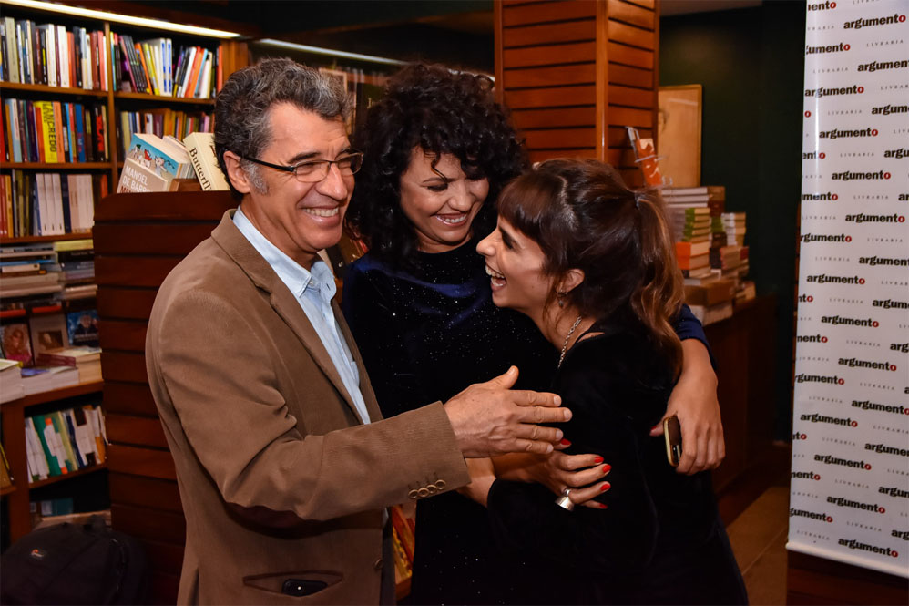 Paulo Betti com a namorada Dadá Coelho e Maria Ribeiro