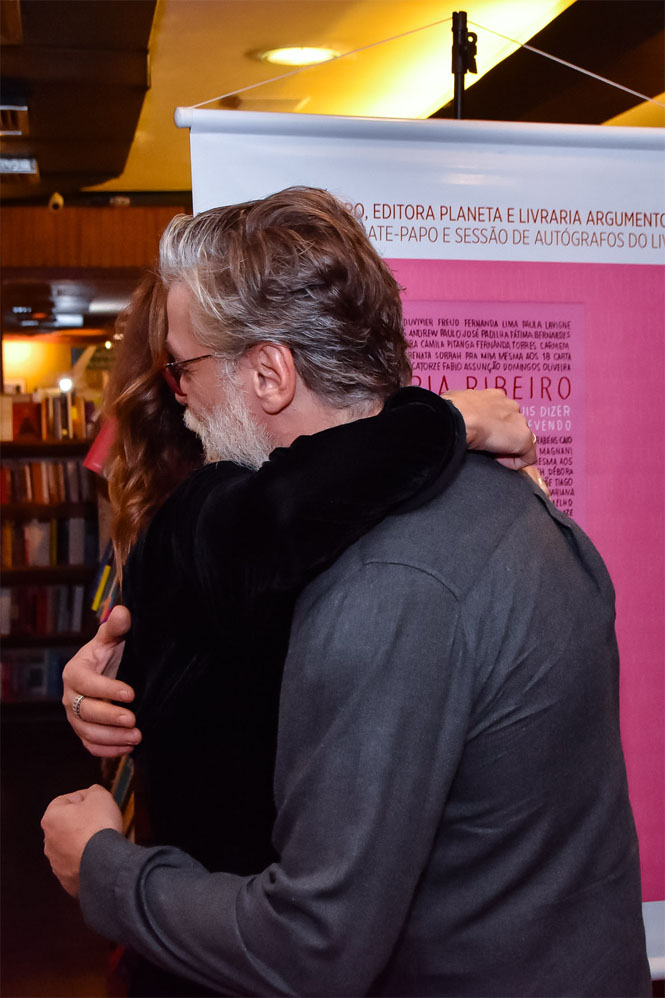 Maria Ribeiro ganha beijão de Fábio Assunção ao lançar livro