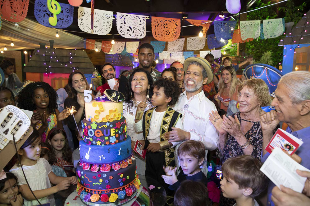 Roque Casé recebe amigos e famosos em festa de aniversário