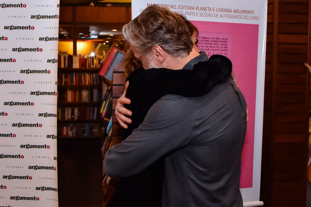 Maria Ribeiro ganha beijão de Fábio Assunção ao lançar livro