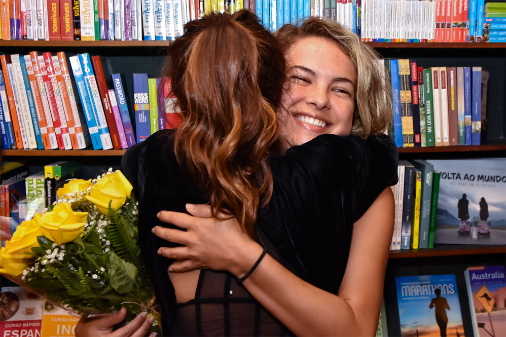 Maria Ribeiro ganha beijão de Fábio Assunção ao lançar livro