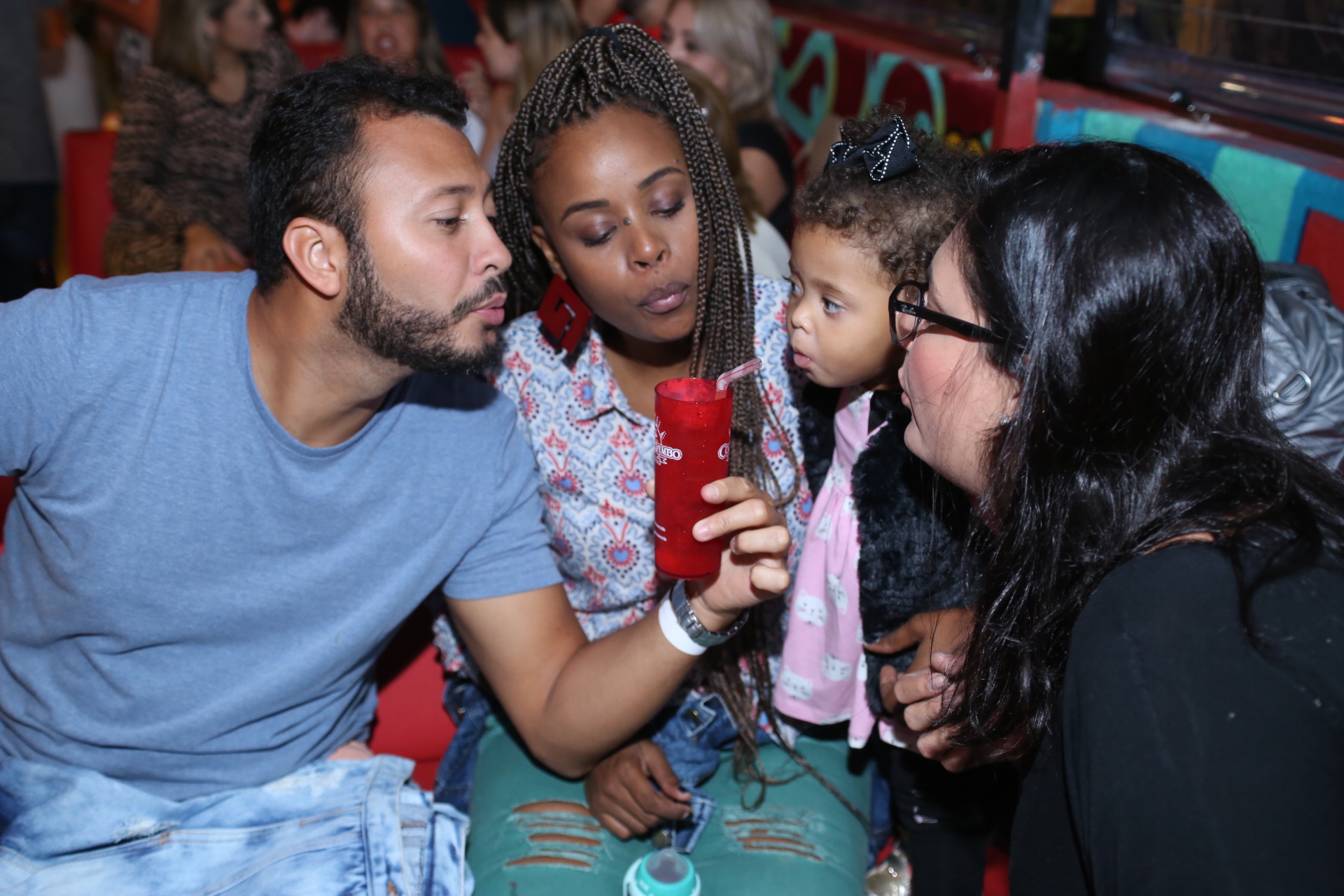 Roberta Rodrigues paparica a filha e curte o marido em noite de folga