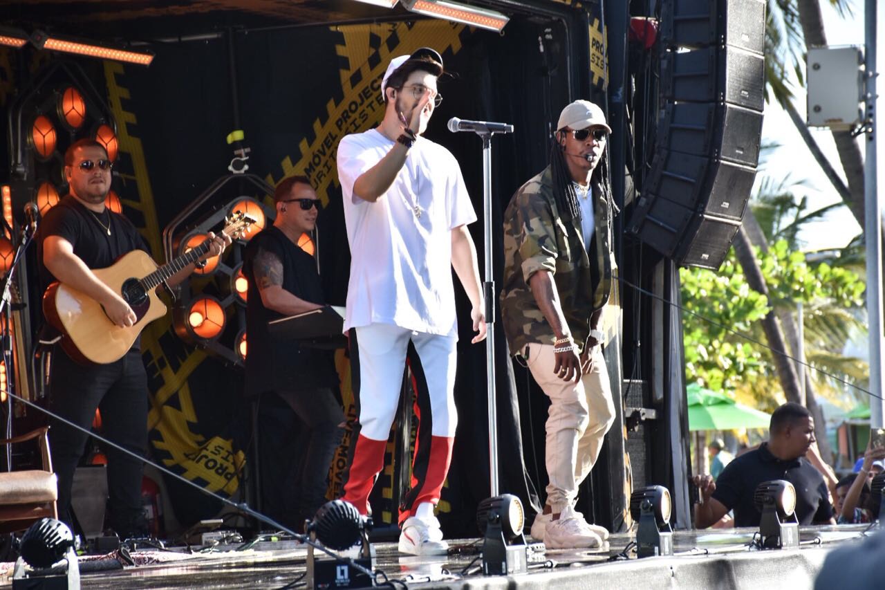 Luan Santana e MC Kekel animam a tarde de Maceió com show improvisado
