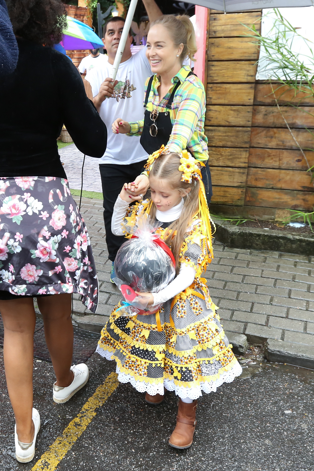 Angélica e Eva marcaram presença no aniversário de Titi