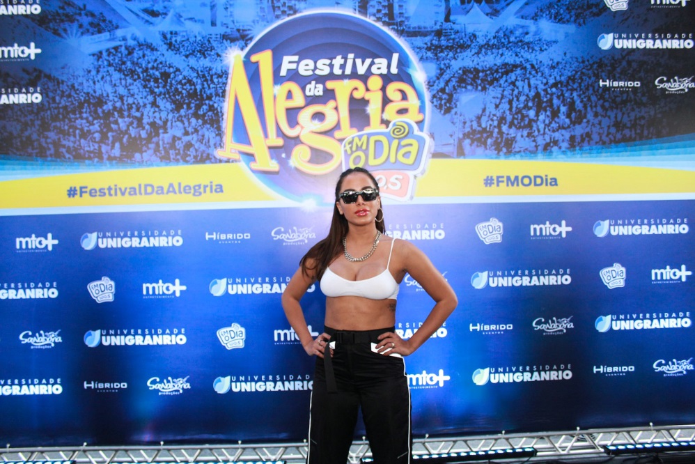 Anitta requebra no Festival da Alegria