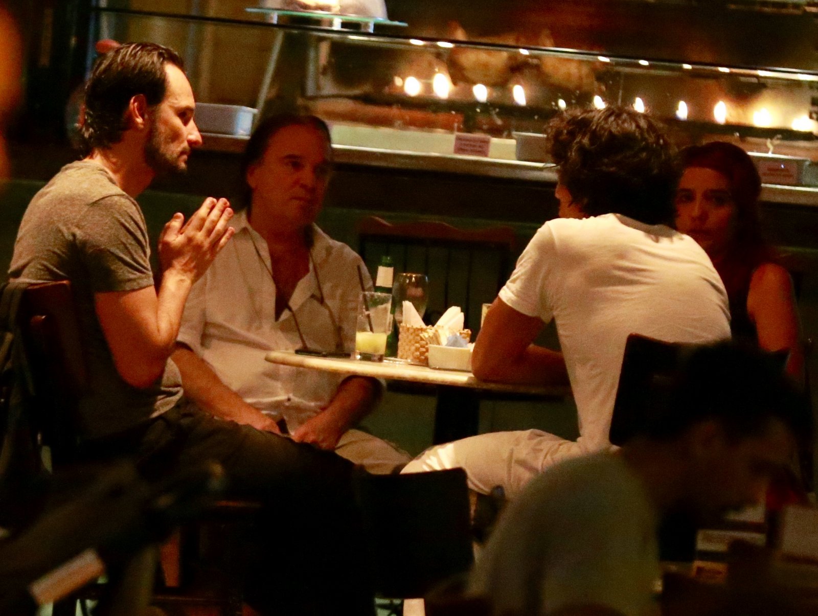 Rodrigo Santoro é pura tranquilidade durante encontro com amigos