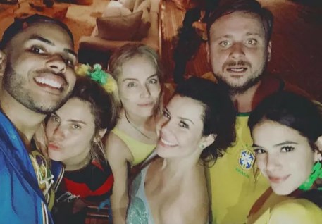 Bruna foi registrada vendo o jogo com amigos