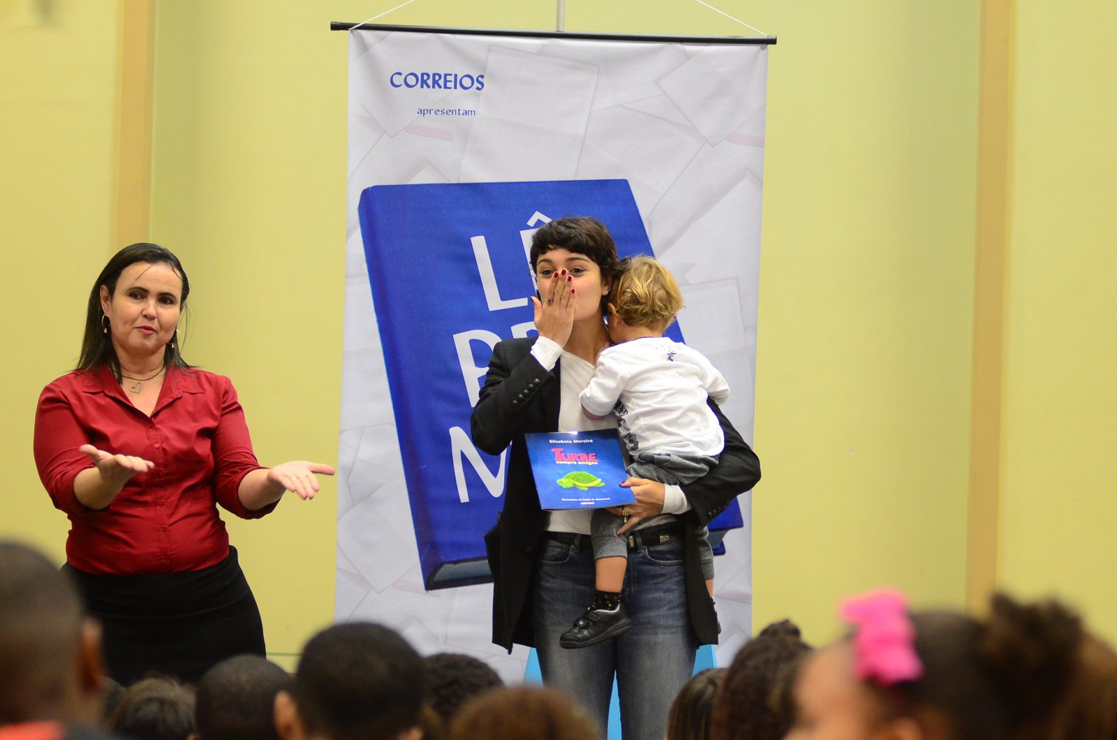 Sophie Charlotte conta com a companhia do filho para evento de leitura