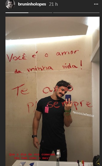 Bruno Lopes aparece ao fundo da homenagem sorrindo