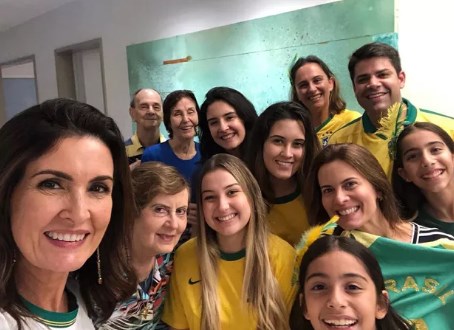 Família de Fátima e amigos se encontram para assistir o jogo da Seleção