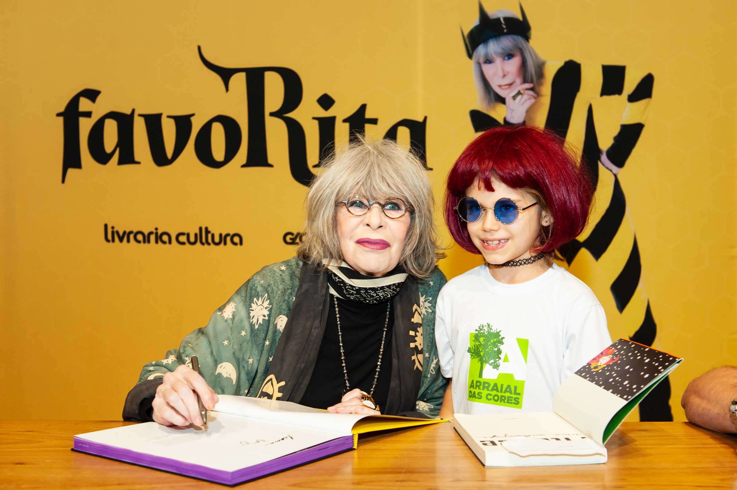 Rita Lee recebe muito carinho durante noite de autógrafos em São Paulo