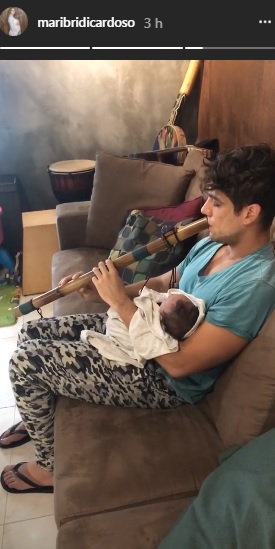 Rafael Cardoso toca flauta para o filho e cena encanta fãs