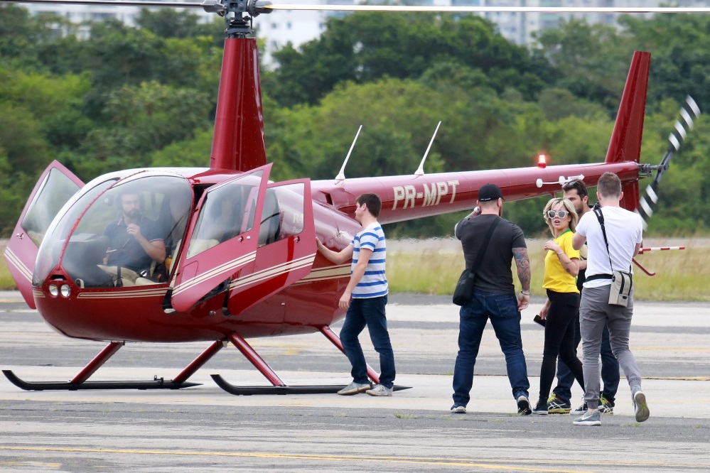 Halsey passeia de helicóptero pelo Rio de Janeiro