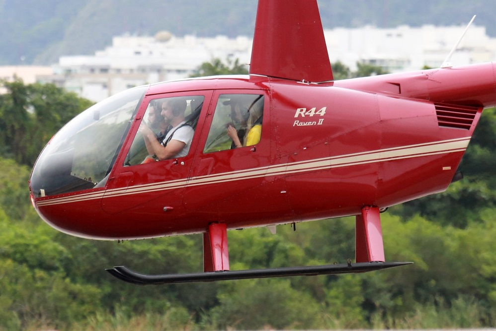 Halsey passeia de helicóptero pelo Rio de Janeiro