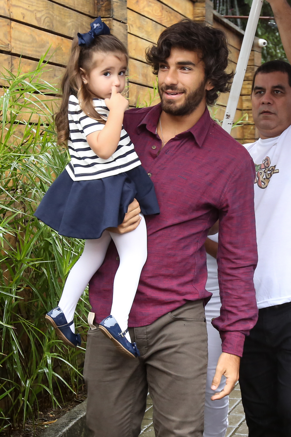 Hugo Moura chegou com Maria Flor no colo 