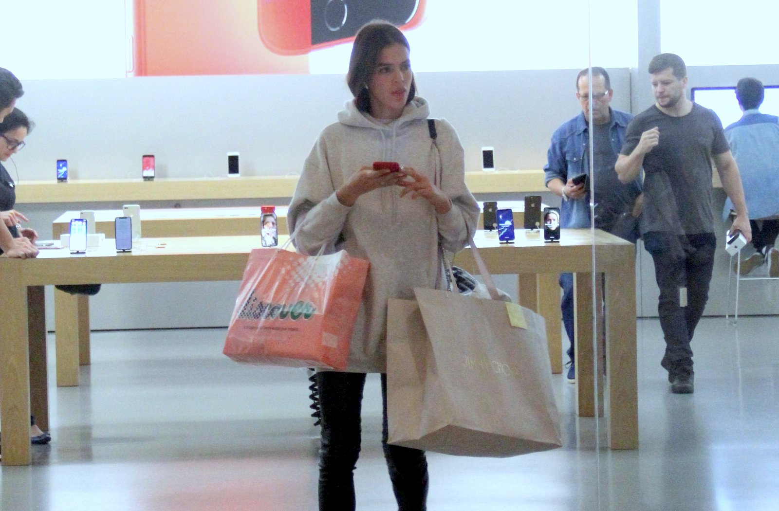 Bruna Marquezine se joga nas compras em shopping