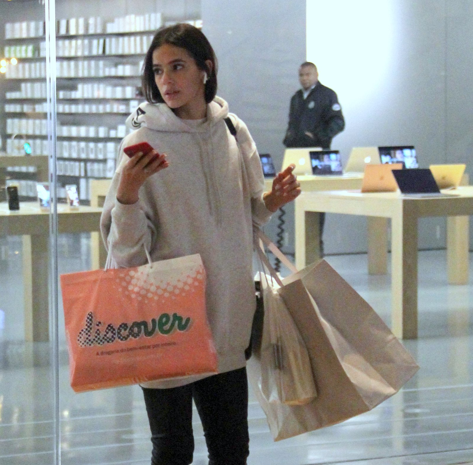 Bruna Marquezine se joga nas compras em shopping