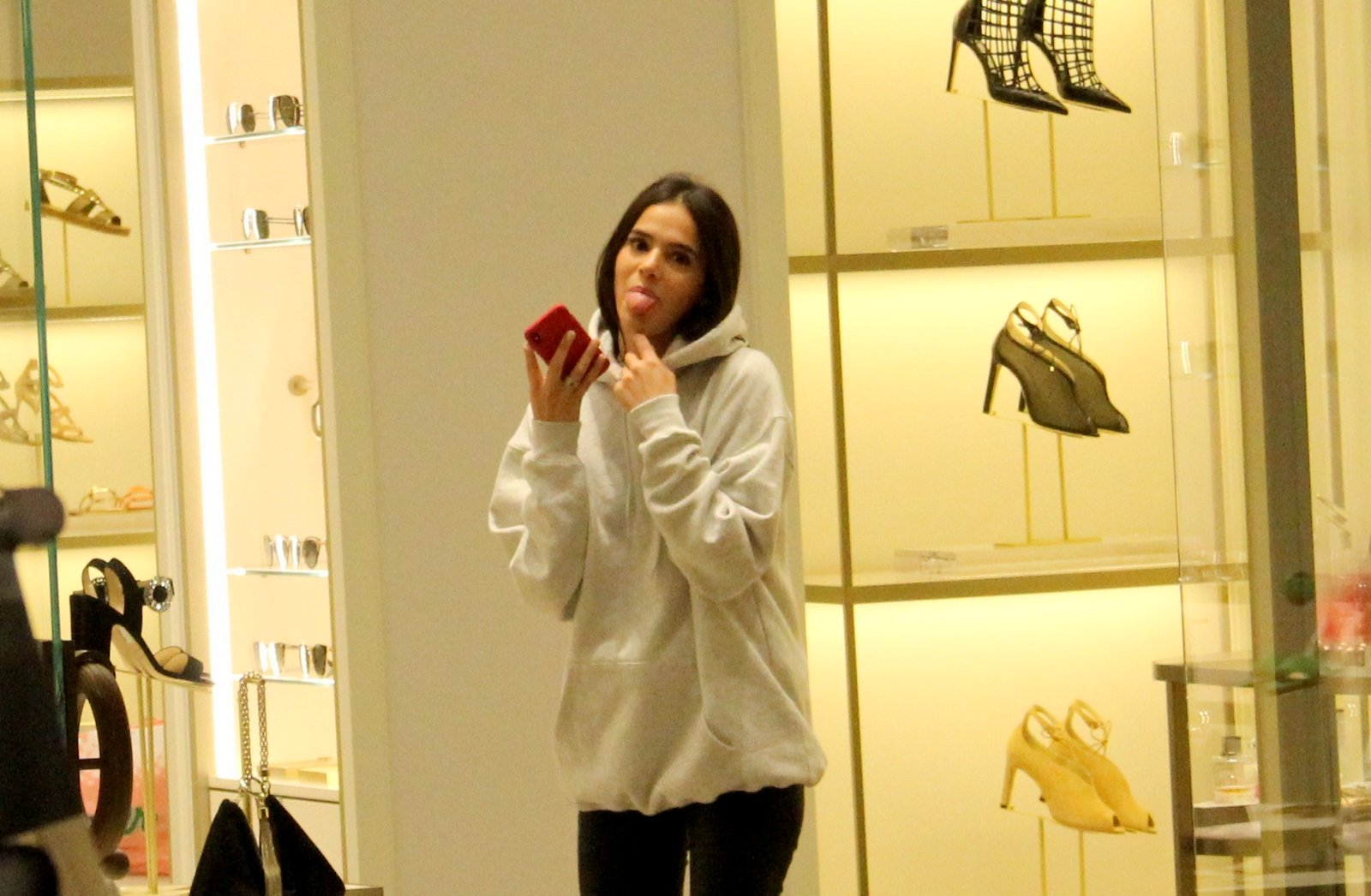 Bruna Marquezine se joga nas compras em shopping