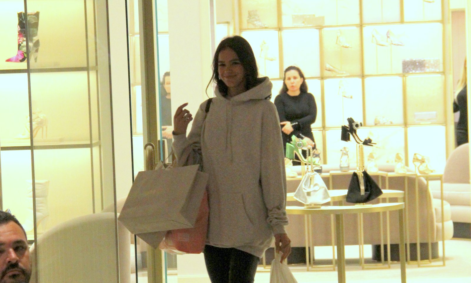 Bruna Marquezine se joga nas compras em shopping