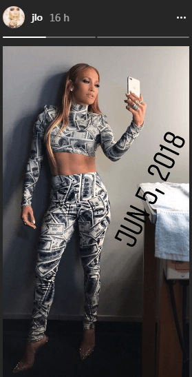 Jennifer Lopez ostentando a boa forma em roupa de Dinero