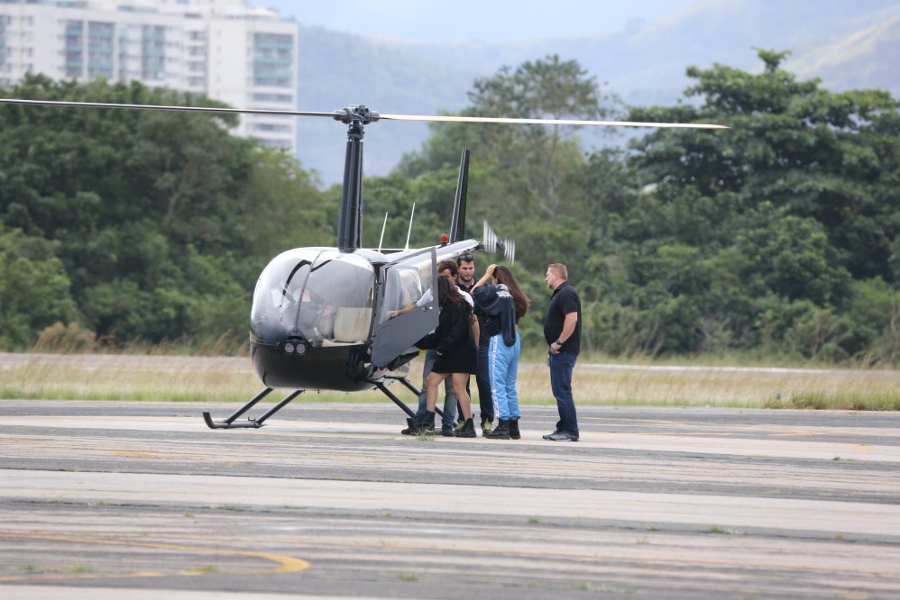 Lauren Jauregui se aventura em passeio de helicóptero