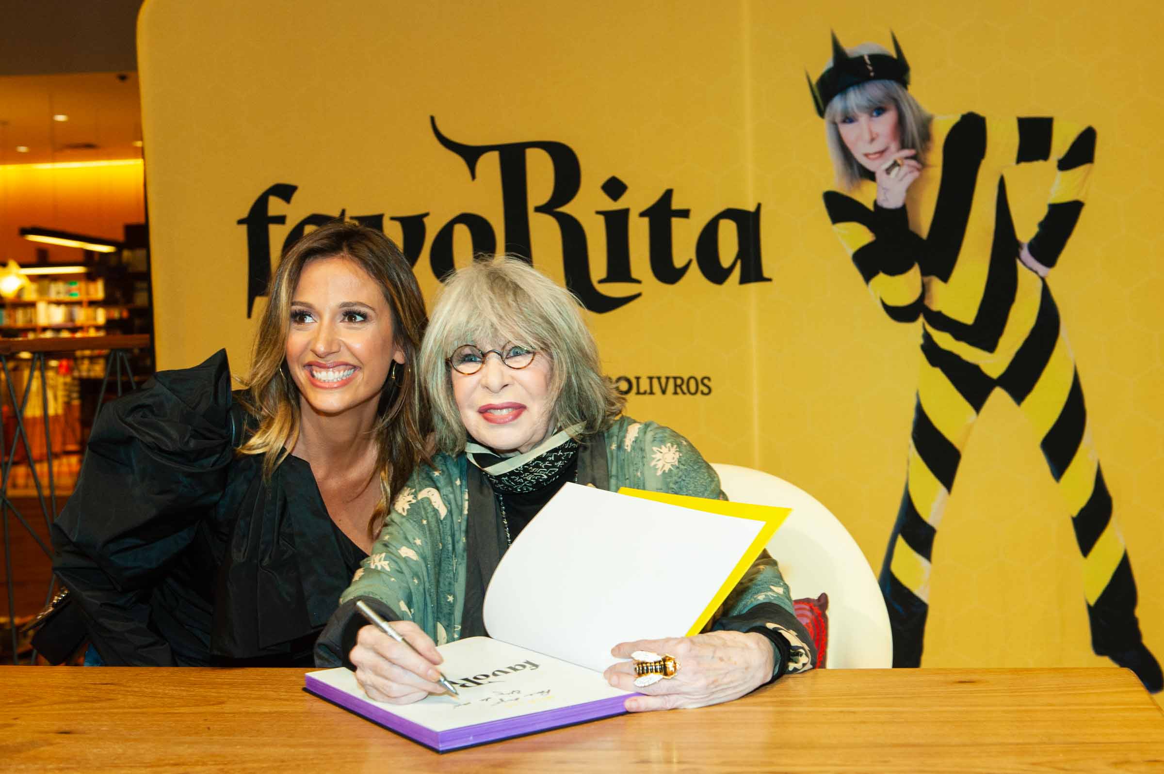 Rita Lee recebe muito carinho durante noite de autógrafos em São Paulo