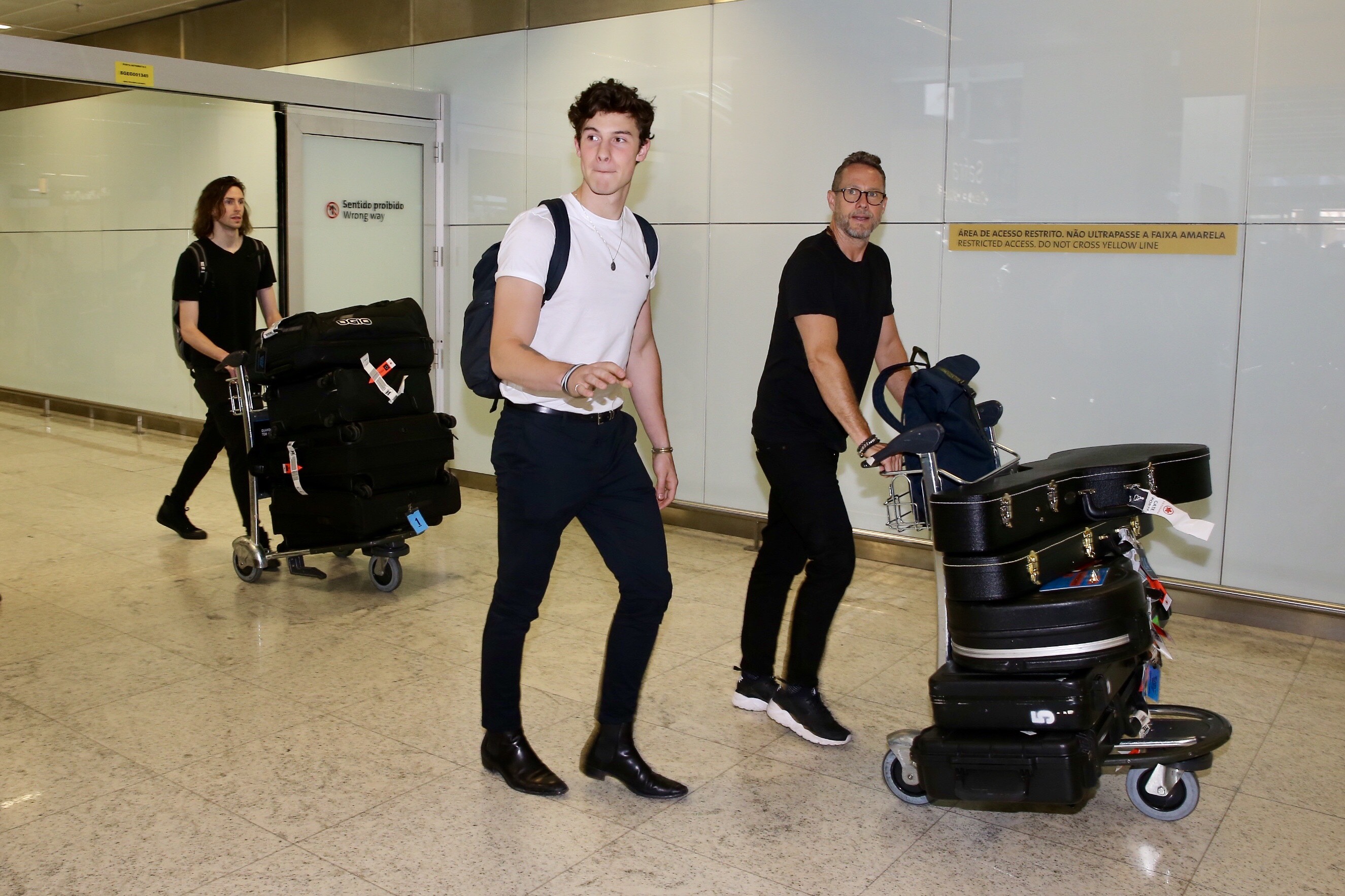 Shawn Mendes esbanja simpatia e posa com fãs ao chegar no Brasil