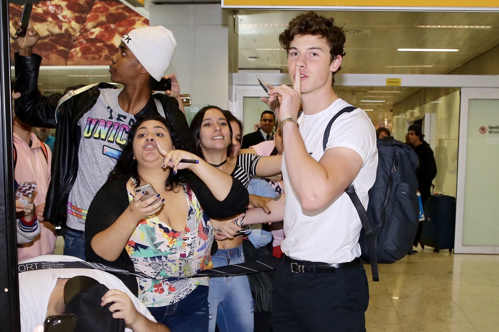 Shawn Mendes esbanja simpatia e posa com fãs ao chegar no Brasil