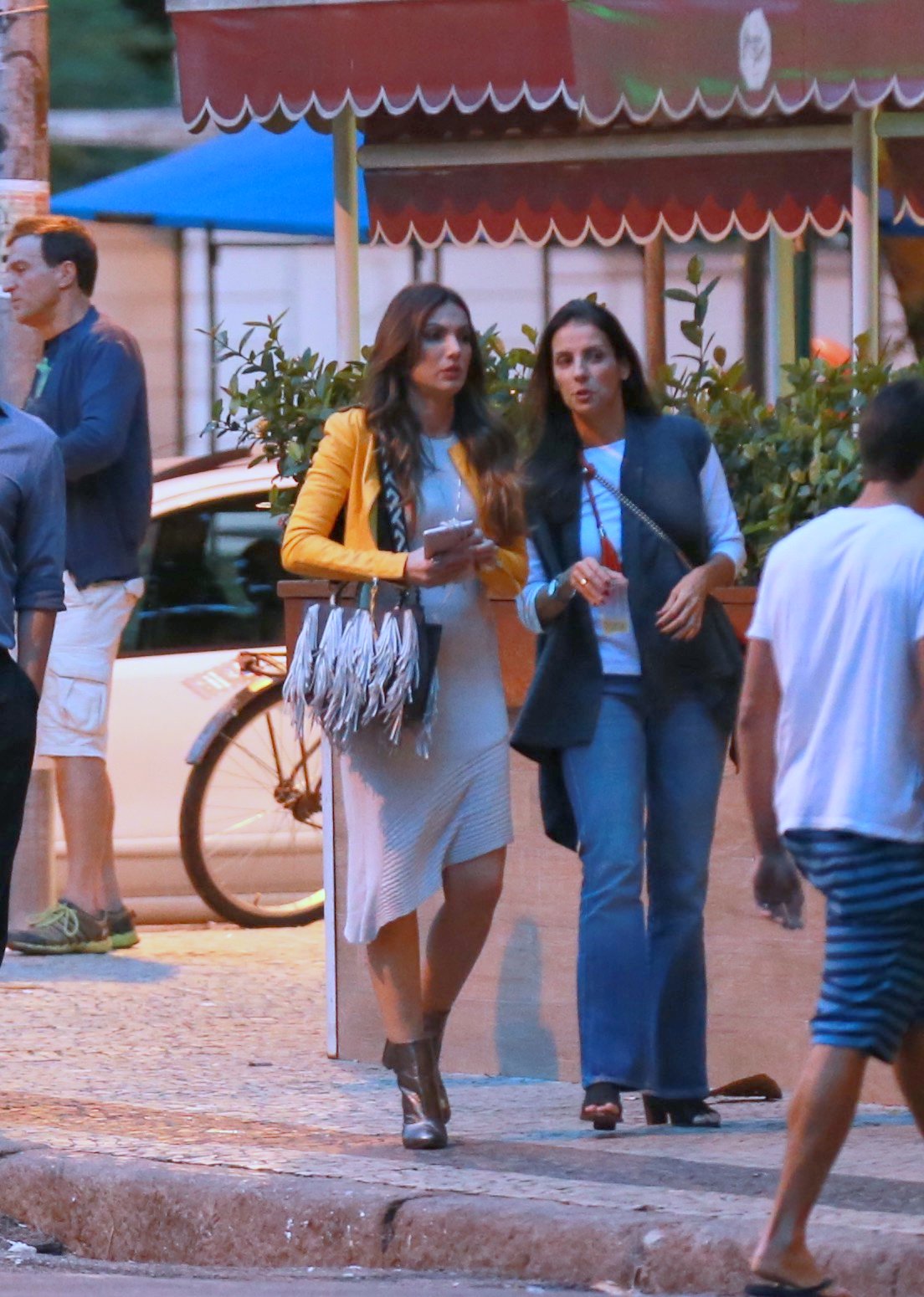 Patricia Poeta curte noite com as amigas no Rio