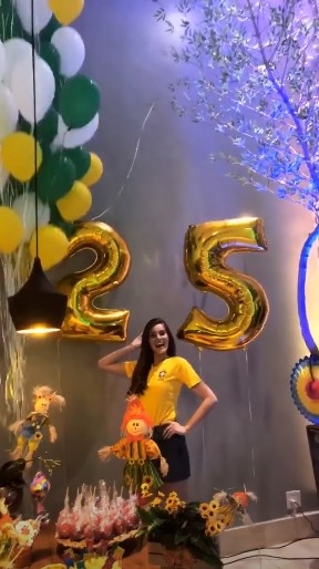 Camila Queiroz comemorou seus 25 anos durante jogo do Brasil