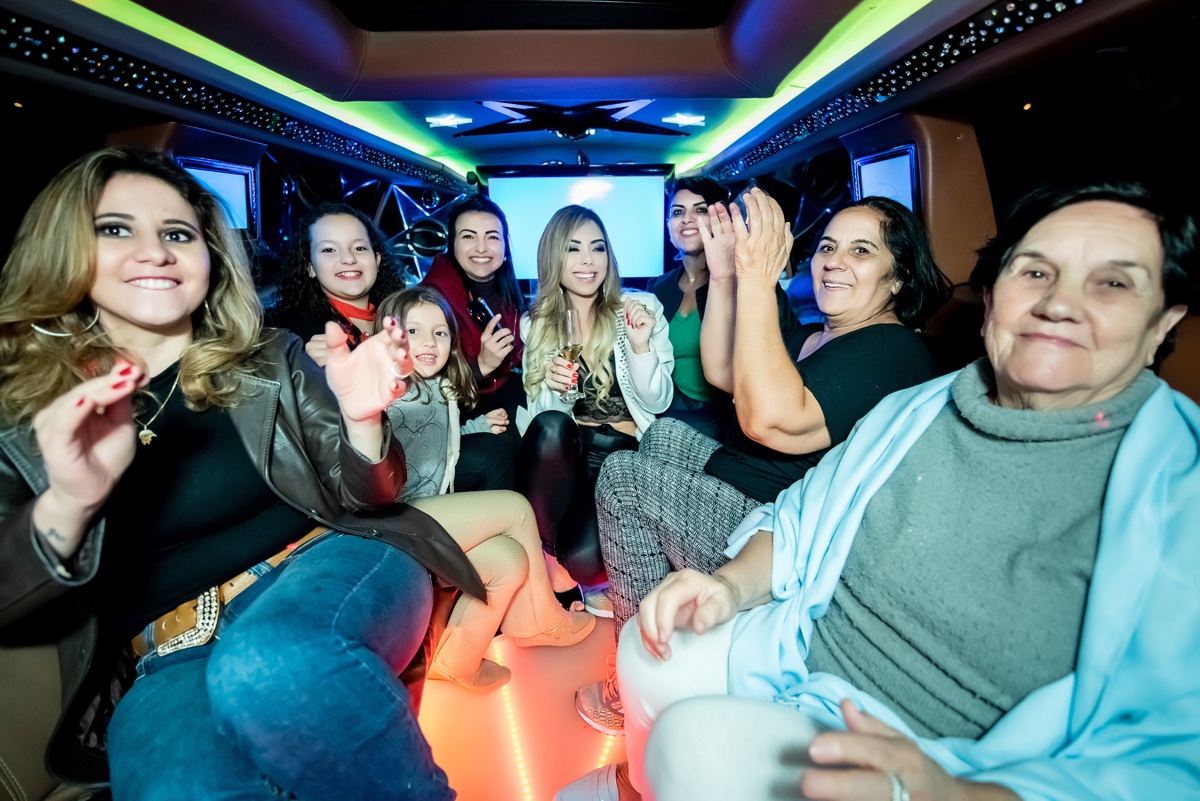 Após a festa de aniversário de 36 anos, amigos e familiares de Deia Cypri passeiam de limousine