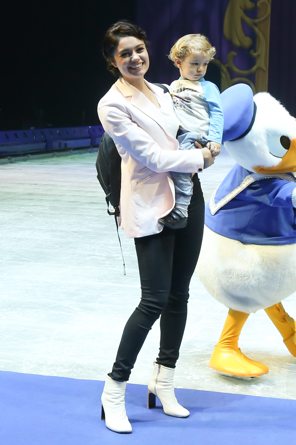Junto com outros famosos, Sophie Charlotte leva Otto para conferir espetáculo Disney On Ice