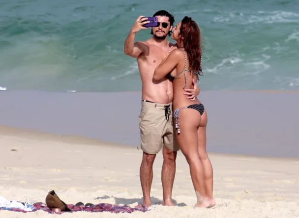 Bruno e Yanna na praia do Rio