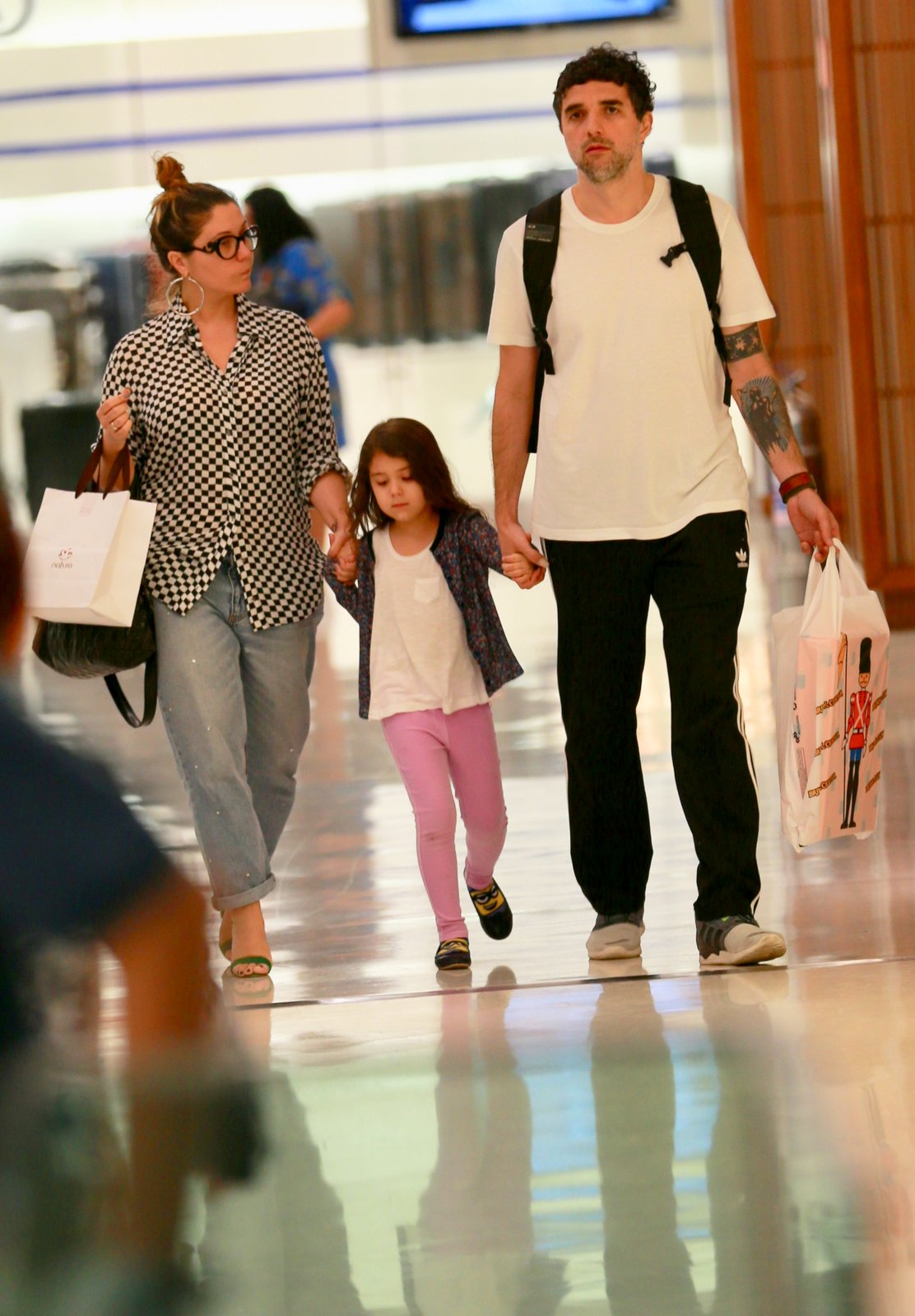 Maria Rita passeando com a família por shopping
