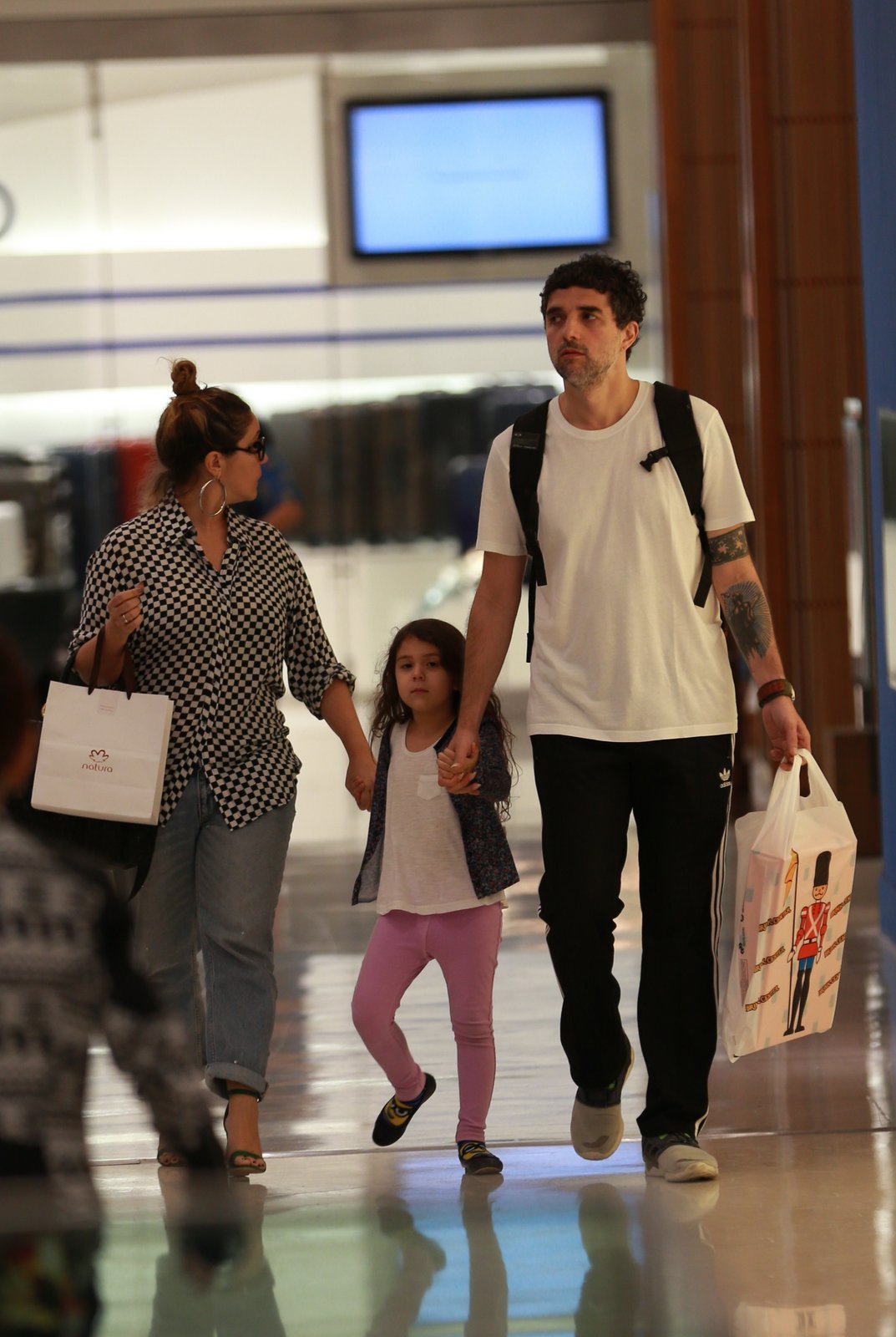 Maria Rita passeando por shopping com a família
