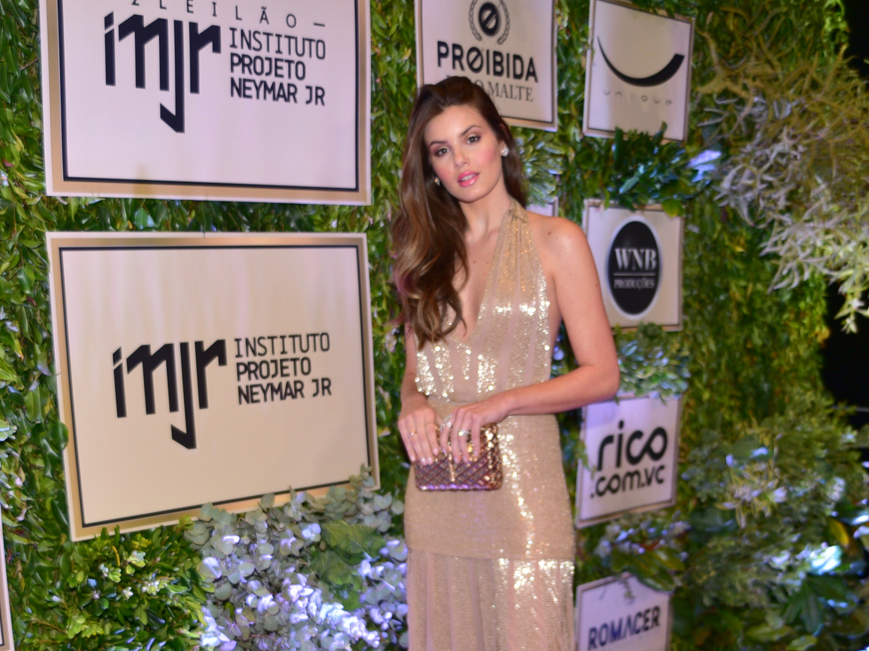 Camila Queiroz brilha com vestido nude em noite de gala