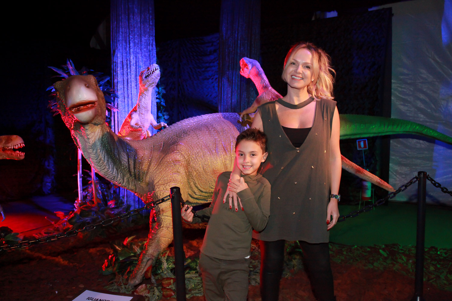 Arthur, filho de Eliana, se diverte em exposição sobre os dinossauros