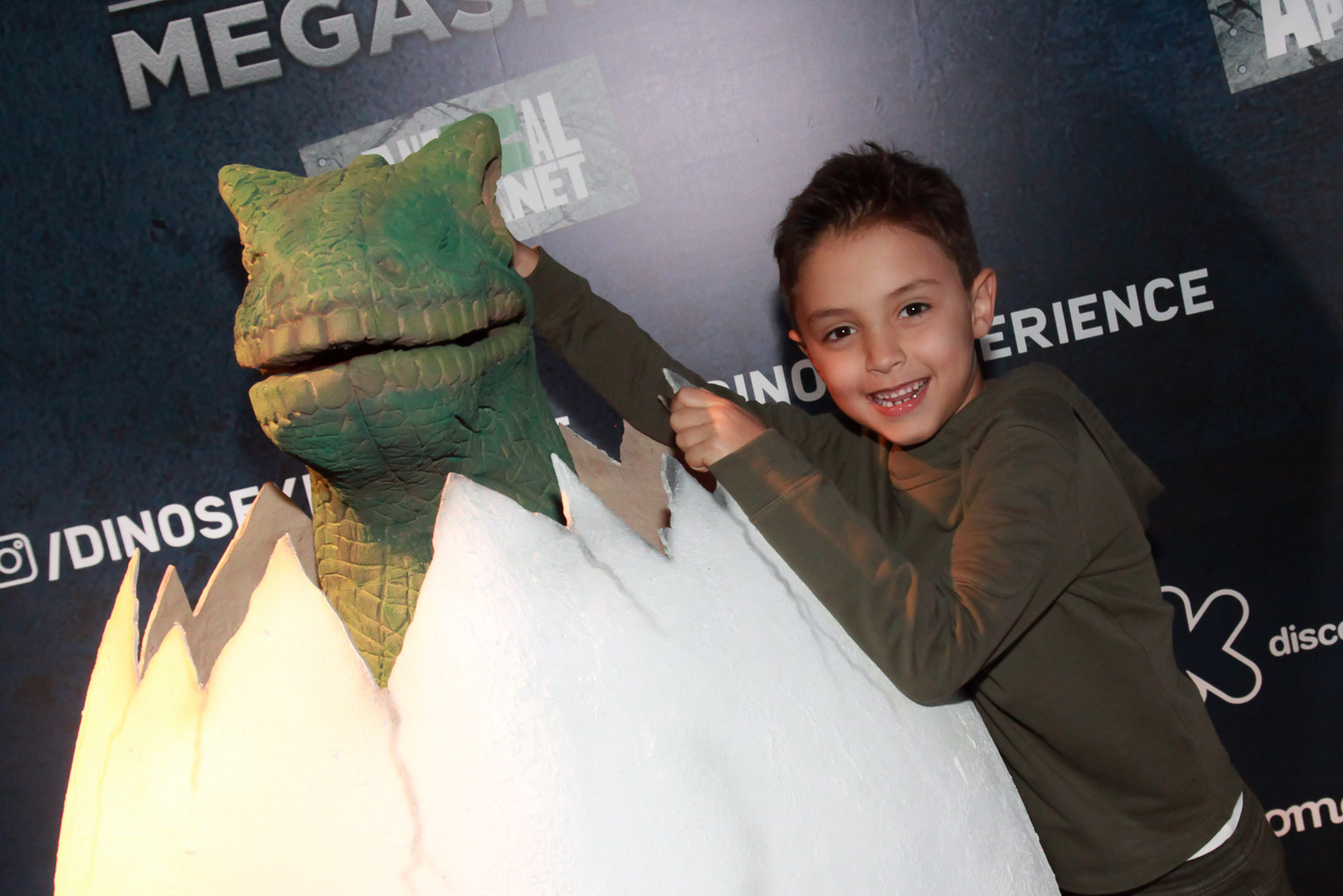 Arthur, filho de Eliana, se divertiu em exposição sobre os dinossauros