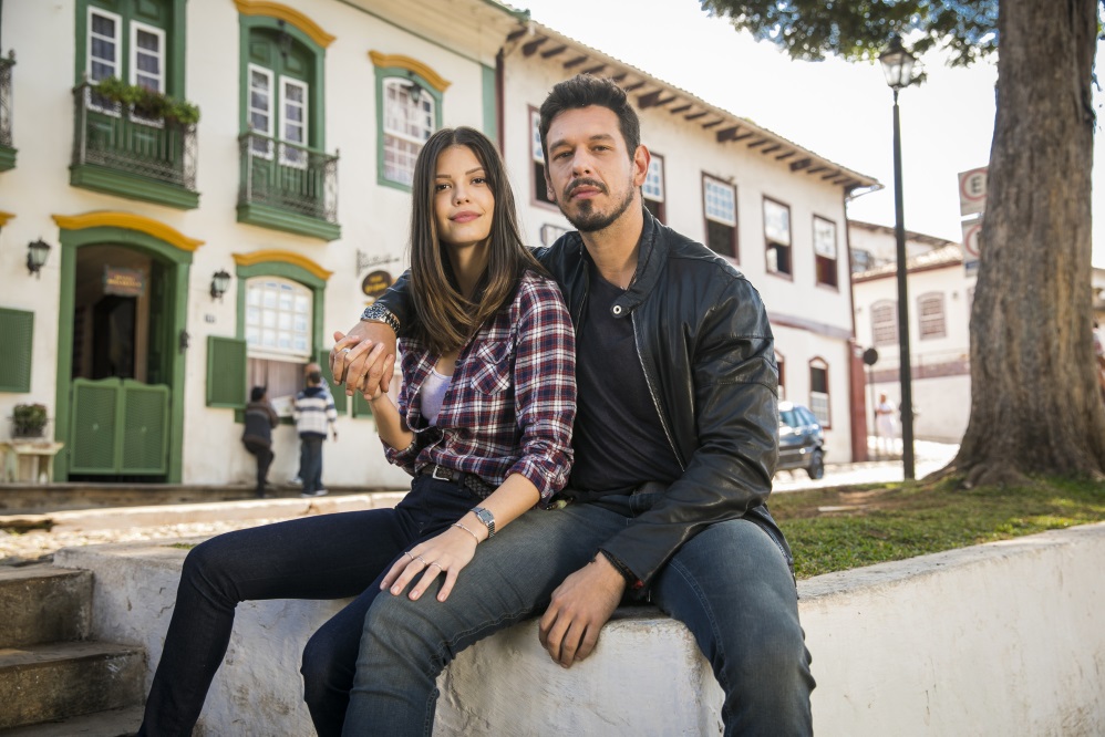 Vitória Strada e João Vicente de Castro, como Cris Valência e Alain Dutra