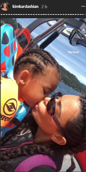Kim Kardashian ganha beijo do filho e imagem encanta a web