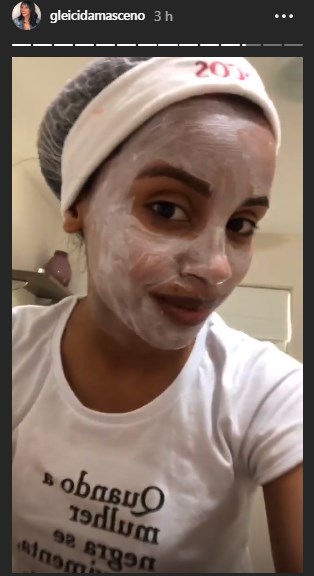 A jovem aproveitou para divulgar a clínica estética que estava 