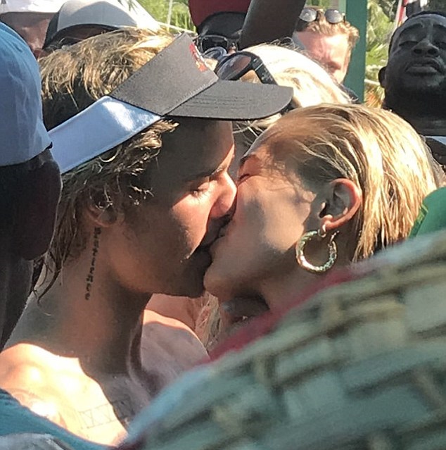 Justin Bieber e Hailey Baldwin se beijando nas Bahamas