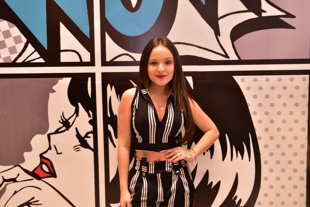 Larissa Manoela causa tumulto em evento