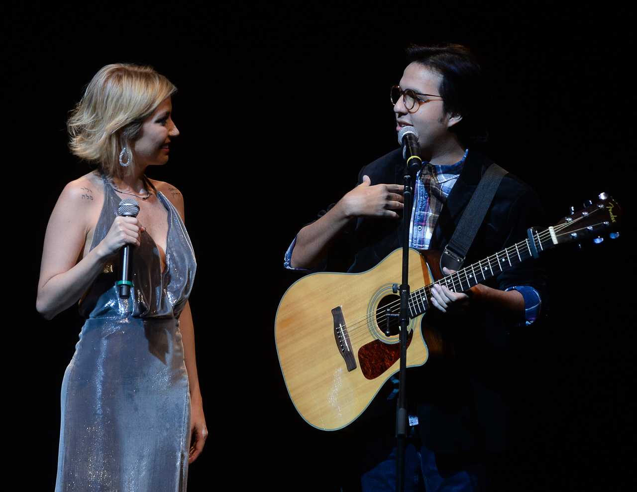 Luiza Possi e Demaria cantando juntos no Teatro Bradesco